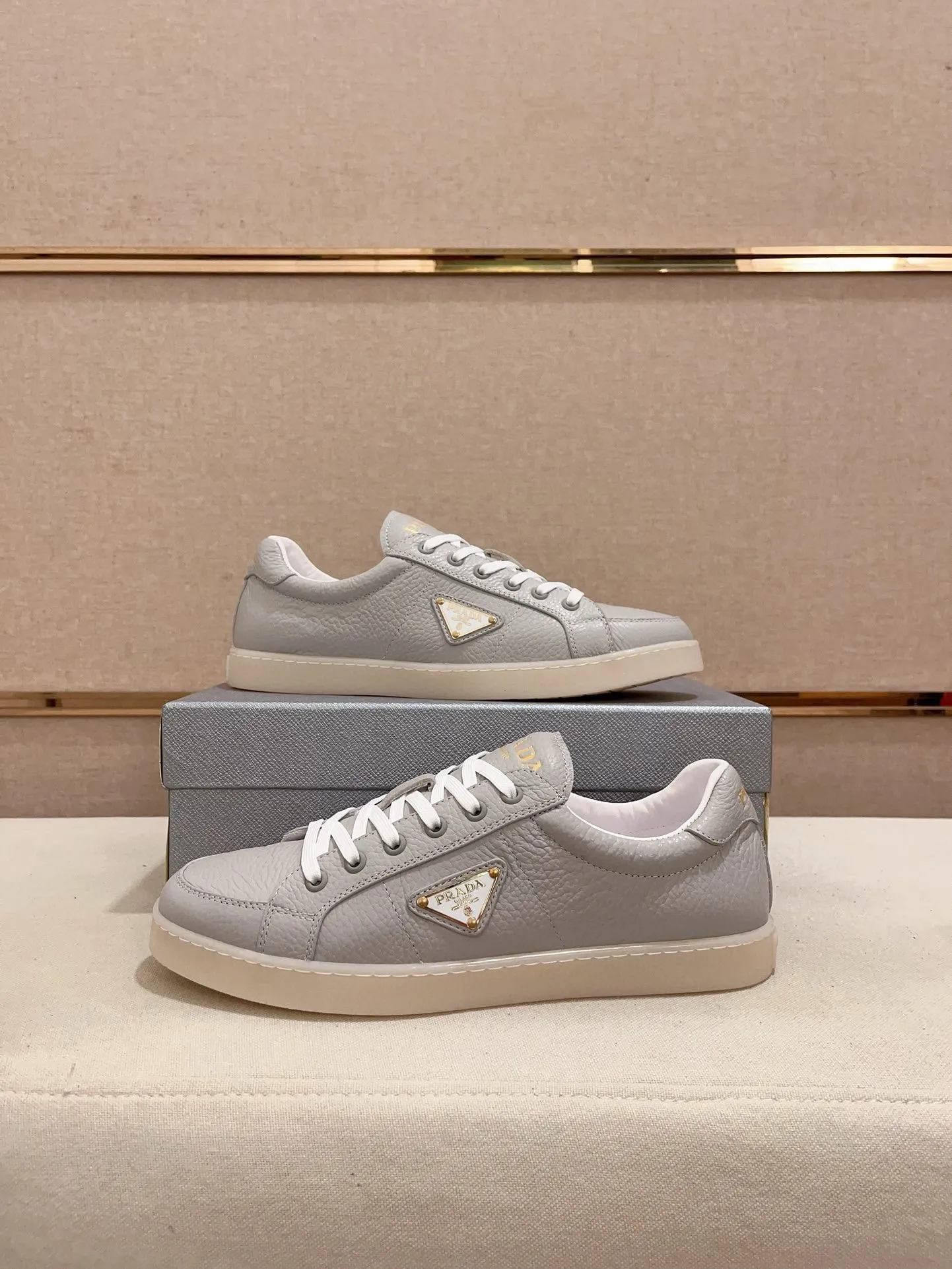 Men's shoes 💰 540💰 ✔️✔️✔️Higher version High-quality new PRADA (Prada) counters are launched at the same time. The new men's shoes and 😘 fabrics are made of high-tech glue-making technology. Lining: Full cowhide lining. 👍🏿 High-end ☄️ air-cushion molded anti-slip rubber outsole, exquisite lines, simple and elegant, comfortable and high-end for leisure travel. Code number: 38 to 44 (45 can be customized and cannot be returned or exchanged)